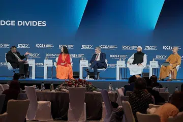 SESI PLENO: Ahli panel sesi pleno pertama yang diadakan pada hari pertama Persidangan Antarabangsa Mengenai Masyarakat Bersatu Padu (ICCS) semalam membincangkan tentang bagaimana agama boleh merapatkan jurang. - Foto ICCS