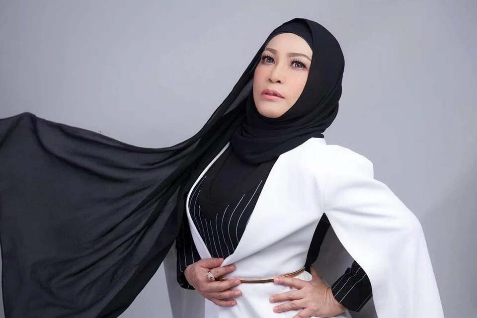 BANYAK PENCAPAIANNYA: Ramlah Ram telah mencapai pelbagai kejayaan sebagai penyanyi pada era akhir 1980-an dan 1990-an termasuk merangkul gelaran 'Suara Emas' di Asean Golden Vocalist Festival yang berlangsung di Vietnam pada 1996. - Foto RAMLAH RAM GROUP ENTERTAINMENT