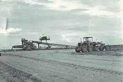 PERMULAAN: Dari 1966 hingga 1971, laut dari Bedok ke Kelab Renang Singapura di Tanjong Rhu ditambak untuk menghasilkan tapak tanah seluas 405 hektar. Sekitar 20,000 meter padu tanah dipindahkan setiap hari ke laut. Pasir juga diperolehi dari luar negara.
