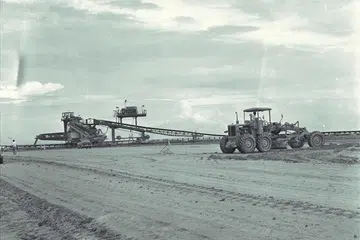 PERMULAAN: Dari 1966 hingga 1971, laut dari Bedok ke Kelab Renang Singapura di Tanjong Rhu ditambak untuk menghasilkan tapak tanah seluas 405 hektar. Sekitar 20,000 meter padu tanah dipindahkan setiap hari ke laut. Pasir juga diperolehi dari luar negara.
