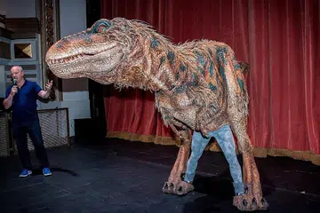 IBARAT ARAH MUZIKAL: Pengarah tetap pementasan Walking With Dinosaurs: The Live Experience, Ian Holmes, yang pernah mengarah muzikal Broadway seperti Annie dan Chicago, menyifatkannyasatu amanah mengarah pergerakan dinosaur persis dalam muzikal yang memerlukan kesinambungan dan emosi kerana ia menyampaikan kisah dengan nilai tersendiri. - Foto BH oleh NUR DIYANA TAHA