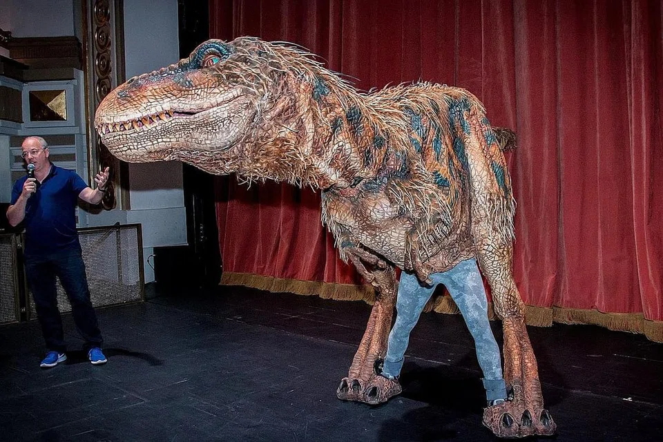 IBARAT ARAH MUZIKAL: Pengarah tetap pementasan Walking With Dinosaurs: The Live Experience, Ian Holmes, yang pernah mengarah muzikal Broadway seperti Annie dan Chicago, menyifatkannyasatu amanah mengarah pergerakan dinosaur persis dalam muzikal yang memerlukan kesinambungan dan emosi kerana ia menyampaikan kisah dengan nilai tersendiri. - Foto BH oleh NUR DIYANA TAHA