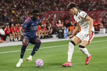 Penyokong Singapura, dapat menyaksikan kelicikan pemain sayap Arsenal, Bukayo Saka (kiri), semasa menentang AC Milan dalam perlawanan persahabatan mereka pada 23 Julai. Perlawanan tersebut diadakan di Stadium Negara, sebahagian daripada Festival Bola Sepak Singapura.