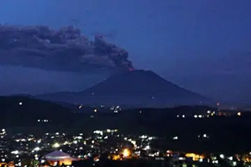 TIDAK JEJAS PENERBANGAN ANTARABANGSA DI BALI: Letupan Gunung Agung kali ini tidak tidak menjejas penerbangan di Lapangan Terbang Antarabangsa Ngurah Rai. Tiada korban jiwa juga dilaporkan. Gambar fail menunjukkan ledakan Gunung Agung tahun lalu.