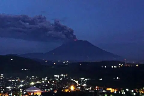 TIDAK JEJAS PENERBANGAN ANTARABANGSA DI BALI: Letupan Gunung Agung kali ini tidak tidak menjejas penerbangan di Lapangan Terbang Antarabangsa Ngurah Rai. Tiada korban jiwa juga dilaporkan. Gambar fail menunjukkan ledakan Gunung Agung tahun lalu.