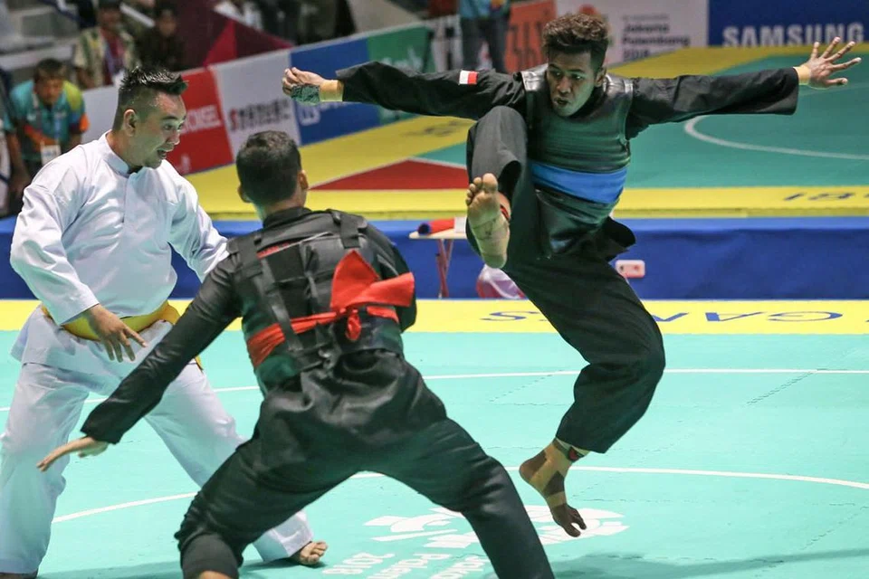 HARUS TEPAT PADA SASARAN: Pesilat perlu memastikan setiap serangan mereka, tidak kira dengan tumbukan atau tendangan, harus tepat pada sasaran iaitu pelindung badan yang dipakai oleh lawan. - Foto fail