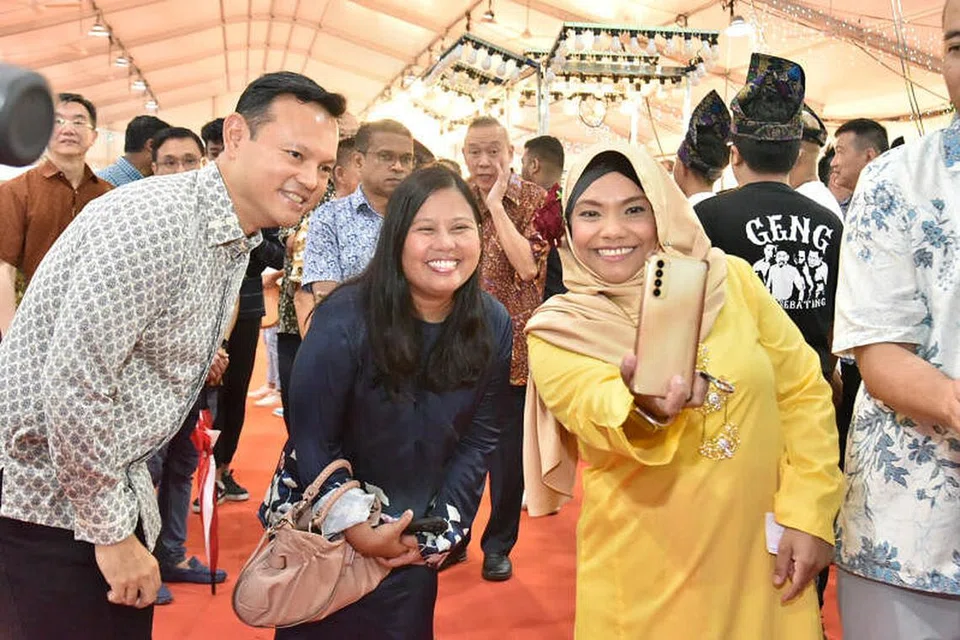 Pengunjung sempat bergambar dengan Encik Zaqy dan Cik Mariam di Bazar Raya Utara.