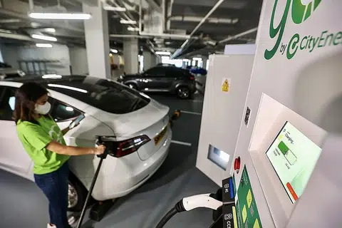 KEMUDAHAN MENGECAS: Lebih banyak kemudahan mengecas kenderaan elektrik di tempat awam akan dibina demi menggalak penggunaan kenderaan yang lebih bersih. - Foto ZAOBAO
