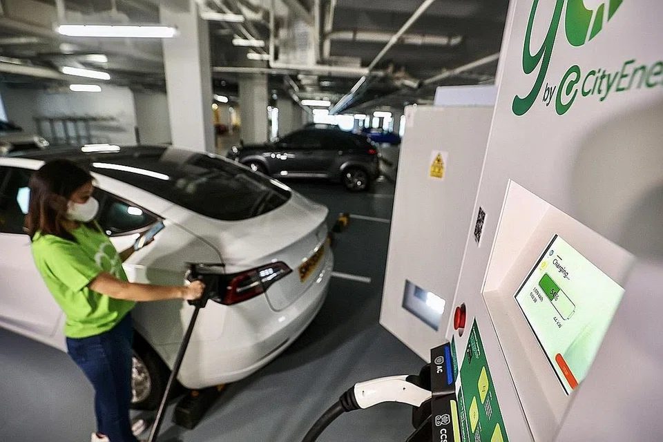 KEMUDAHAN MENGECAS: Lebih banyak kemudahan mengecas kenderaan elektrik di tempat awam akan dibina demi menggalak penggunaan kenderaan yang lebih bersih. - Foto ZAOBAO