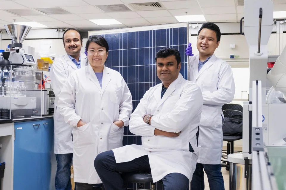 HURAIAN BARU: Sekumpulan saintis Universiti Teknologi Nanyang (NTU) membangunkan kaedah baru memperoleh semula silikon berketulenan tinggi dari panel solar yang sudah lapuk untuk dikitar bagi kegunaan dalam bateri litium-ion.