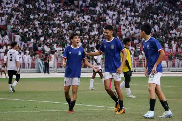 Gavriel Lai (kiri) meraikan kemenangan Institusi St. Joseph (SJI) bersama Aidan Irfan (tengah) dan Ethan Lim. Gavriel dan Aidan akan bertolak ke Sepanyol sebagai penerima Biasiswa Unleash The Roar!