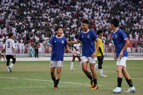 Gavriel Lai (kiri) meraikan kemenangan Institusi St. Joseph (SJI) bersama Aidan Irfan (tengah) dan Ethan Lim. Gavriel dan Aidan akan bertolak ke Sepanyol sebagai penerima Biasiswa Unleash The Roar!