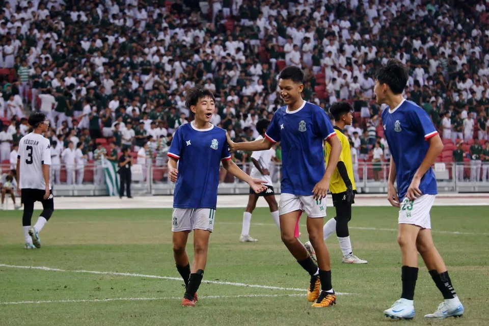 Gavriel Lai (kiri) meraikan kemenangan Institusi St. Joseph (SJI) bersama Aidan Irfan (tengah) dan Ethan Lim. Gavriel dan Aidan akan bertolak ke Sepanyol sebagai penerima Biasiswa Unleash The Roar!