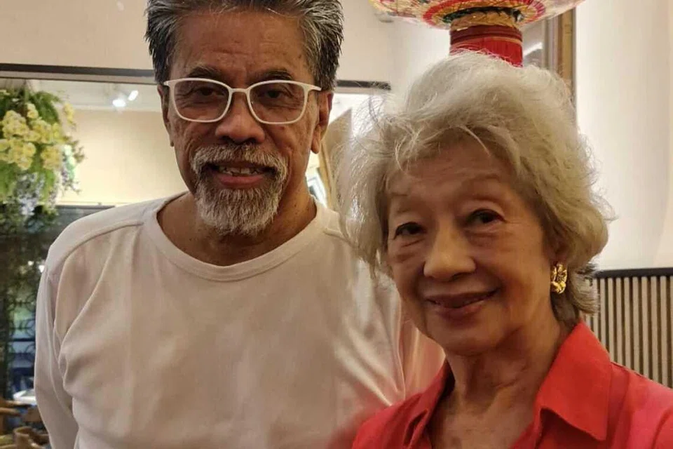 Encik Sujono Zubir (kiri) bergambar dengan kakaknya, Dr Rohana Zubir, di terataknya semasa lawatan ke Kuala Lumpur baru-baru ini.