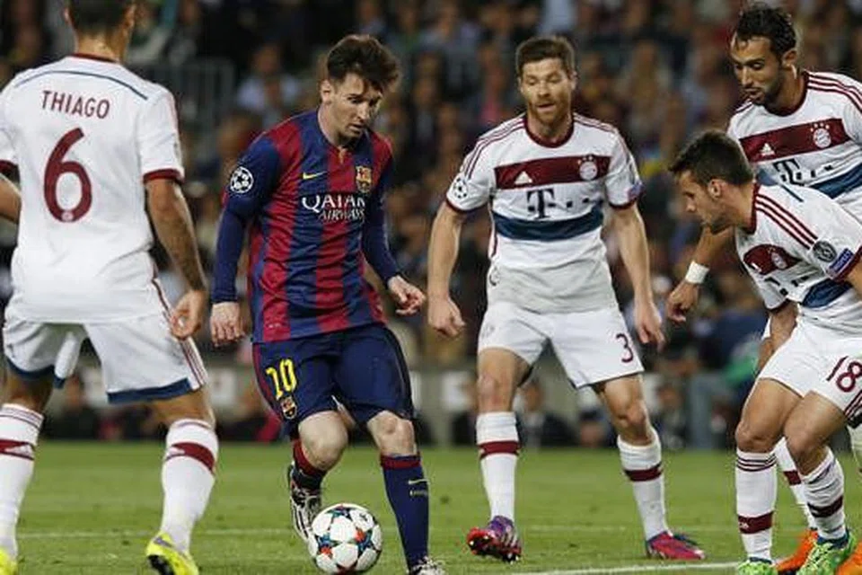 TERLALU HEBAT: Lionel Messi (dua dari kiri) dikerumuni pemain Bayern sepanjang perlawanan, tetapi masih dapat menyumbat dua gol dan mencipta gol ketiga. - Foto REUTERS