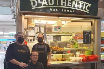 PERNIAGAAN TURUN-TEMURUN: Encik Sulaiman Abu bersama anak saudara, Encik Muhammad Taufiq Mohd Zainordin (kiri) dan anak menantunya, Encik Mohamad Zulfadhli Refa’ie Mohamad Refa’ie (kanan) di gerai D’Authentic Nasi Lemak yang bakal diwariskan kepada generasi seterusnya. 