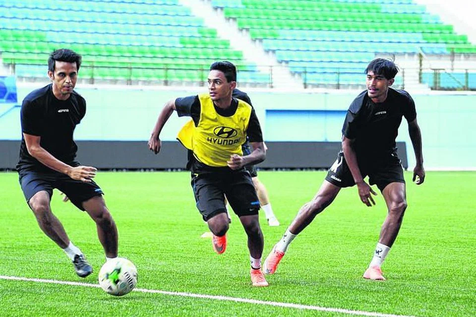TIDAK KEKOK BERLATIH DENGAN SKUAD SENIOR: Saifullah (tengah), yang berpeluang menimba pelbagai pengalaman beraksi di empat negara sejauh ini, menggelecekkan bola semasa di sesi latihan pasukan Liga-S Tampines Rovers baru-baru ini. - Foto ZAINAL YAHYA