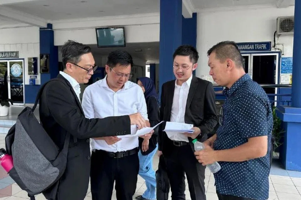 Ahli Parlimen Raub (Pahang), Encik Chow Yu Hui (dua dari kiri), ketika hadir ke Ibu Pejabat Polis Daerah Raub, bagi membantu siasatan kes menghalang penjawat awam melaksanakan tugas di kebun durian yang diteroka secara haram di Raub.