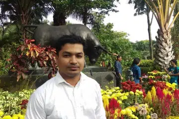 SATU-SATUNYA PENYARA HIDUP KELUARGA: Encik Toffazal Hossain yang meninggal dunia dalam kemalangan di PIE dikatakan resah memikirkan keadaan ibunya di Bangladesh yang menjalani pembedahan jantung. Beliau dijadualkan pulang ke Bangladesh dua bulan akan datang sebelum Hari Raya Haji. Kali terakhir di negaranya adalah 2018 sewaktu mendirikan rumah tangga. - Foto FACEBOOK TOFFAZAL HOSSAIN