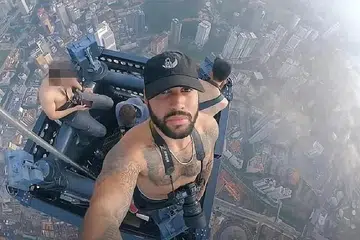 ASKI BERANI: Sekumpulan 'YouTuber' mendaki bangunan Merdeka 118 Kuala Lumpur pada 1 Mei tahun lalu dan memuat naik video aksi mereka pada Disember 2022. - Foto TANGKAP LAYAR DARIPADA DRIFTSHOOTS/YOUTUBE