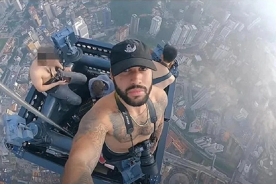 ASKI BERANI: Sekumpulan 'YouTuber' mendaki bangunan Merdeka 118 Kuala Lumpur pada 1 Mei tahun lalu dan memuat naik video aksi mereka pada Disember 2022. - Foto TANGKAP LAYAR DARIPADA DRIFTSHOOTS/YOUTUBE