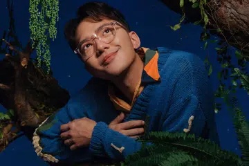 KENANG JASA KELUARGA: ‘Luarbiasa’ adalah dedikasi cinta Sezairi buat isterinya, Syaza Qistina Tan, di samping beliau juga menggali susur galur keluarganya dari Indonesia ketika menyisipkan lirik Bahasa Indonesia pada lagu ini.