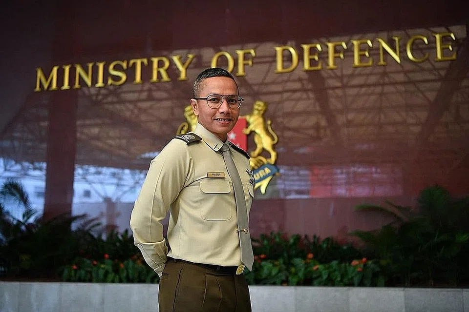 BERKAT SEMANGAT DAN DEDIKASI: SWO Omar Osman meraih pelbagai pengalaman sepanjang berkhidmat selama 26 tahun bersama SAF. Beliau telah menerima Pingat Bakti Setia (Tentera) di upacara Istiadat Anugerah Hari Kebangsaan di Auditorium Kementerian Pertahanan. - Foto MINDEF