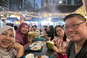 (depan, kiri) Cik Rohana Muhammad bersama rakan-rakannya yang pelbagai bangsa semasa menjamu selera di Lau Pa Sat. 