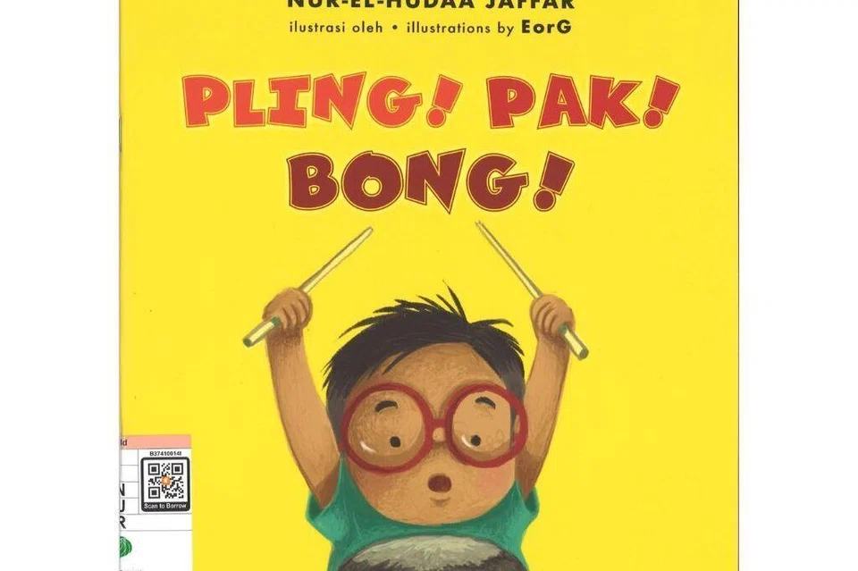 Pling! Pak! Bong!

Buku ini, yang ditulis Nur-El-Hudaa Jaffar, menerokai seorang watak bernama Azim, yang gemar bermain alat muzik. Azim mahu bermain gitar kakaknya, namun kakaknya berkata jari Azim terlalu pendek dan tangan Azim kecil. Tidak berputus asa, Azim yakin masih ada alat muzik lain yang sesuai untuknya.

Nombor Panggilan: J SING NUR
