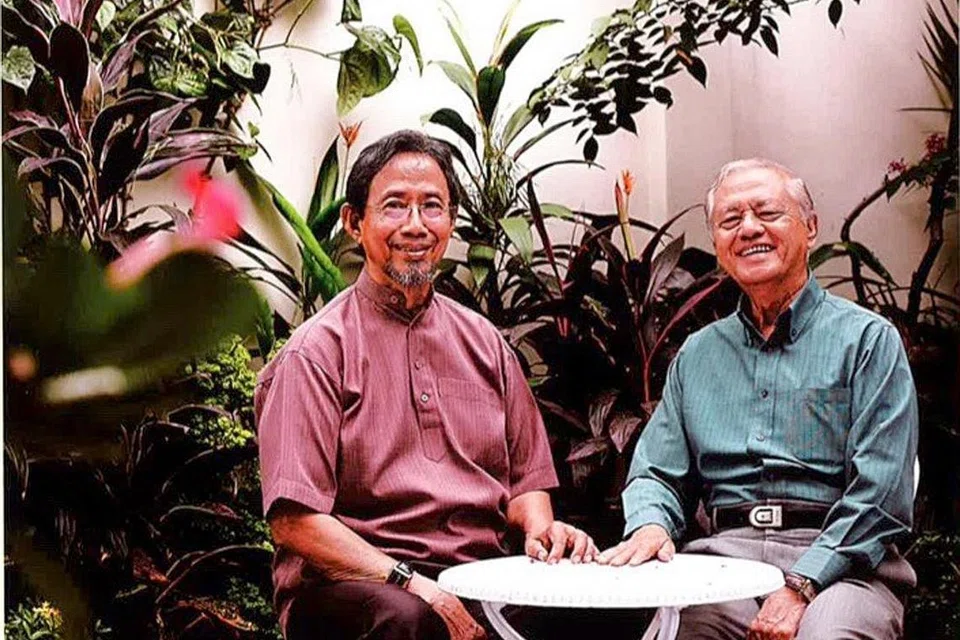 AHLI POLITIK KAMPUNG: Encik Sidek Saniff (kiri) dan Encik Wan Zoohri merupakan bekas penduduk Kampong Radin Mas yang pernah menyertai politik negara ini tidak lama dulu. - Foto OPUS EDITORIAL 