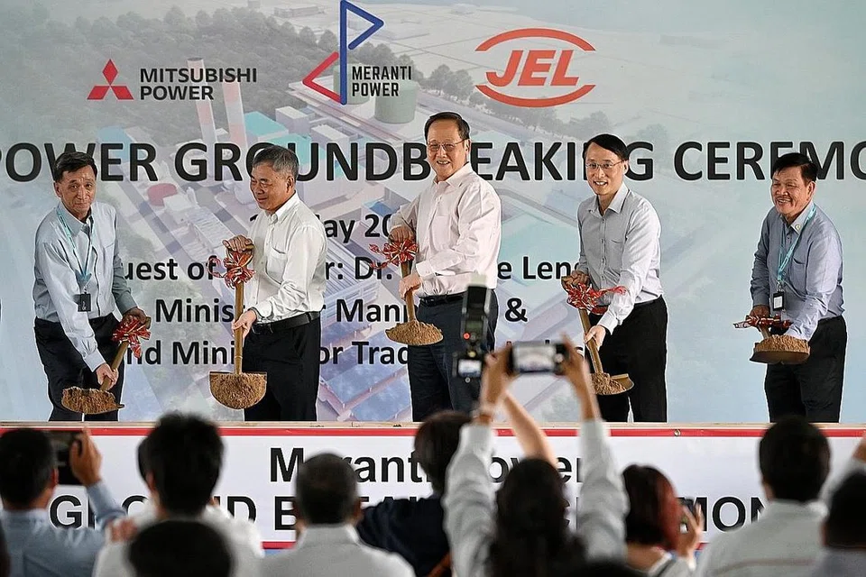 TINGKAT DAYA TENAGA: Menteri Kedua Perdagangan dan Perusahaan, Dr Tan See Leng (tengah), di majlis pecah tanah bagi melancarkan pembinaan stesen jana kuasa Turbin Gas Kitaran Terbuka oleh Meranti Power. - Foto ST