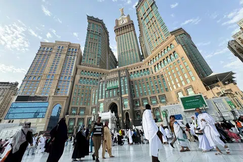 Jemaah berjalan di Masjidil Haram, menjelang ibadah haji di Makkah pada 9 Jun sedang kerajaan Arab Saudi mengumumkan rancangan mengundang 1,000 lagi anggota keluarga warga Palestin yang terkorban atau cedera di Gaza untuk menunaikan ibadah haji. 