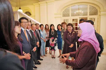 TAMBAH WAKIL WANITA: Puan Halimah (kanan) bercakap dengan sebahagian anggota majlis baru yang dibentuk bagi menggalak lebih ramai wanita menyertai lembaga pertubuhan di Singapura. Menurut Puan Halimah, menambah perwakilan wanita dalam lembaga pertubuhan membuka laluan mempertingkat aspek kepelbagaian yang lain. - Foto LIANHE ZAOBAO