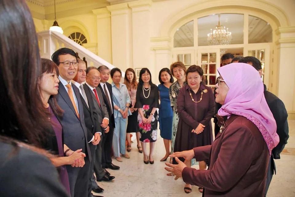 TAMBAH WAKIL WANITA: Puan Halimah (kanan) bercakap dengan sebahagian anggota majlis baru yang dibentuk bagi menggalak lebih ramai wanita menyertai lembaga pertubuhan di Singapura. Menurut Puan Halimah, menambah perwakilan wanita dalam lembaga pertubuhan membuka laluan mempertingkat aspek kepelbagaian yang lain. - Foto LIANHE ZAOBAO