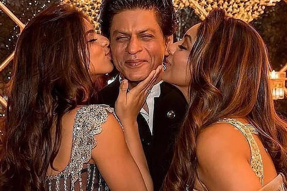 KASIH SAYANG SEJATI: Isteri Shah Rukh Khan, Gauri (kanan), dan Suhana menciumnya dalam satu majlis. 