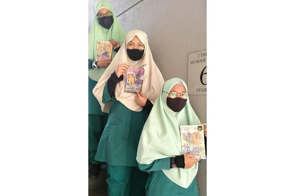 TIGA SEKAWAN MINAT MEMBACA: (dari kiri) Laiqa Rasyidah Muhammad Ridzwan, Nur Qistina Mustika Mustaffa dan Aisyah Maisarah Mohamed Salehin yang merupakan anggota Kelab Buku dan Kumpulan Membaca Madrasah Irsyad Zuhri Al-Islamiah. - Foto ROZANAH KASNAN