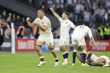 CABARAN SETERUSNYA: Pemain England, Ben Earl, meraikan kemenangan 30-24 atas Fiji di Piala Dunia Ragbi 2023. Mereka akan menentang Afrika Selatan di peringkat seterusnya, tetapi ramai menjangka England akan kalah.