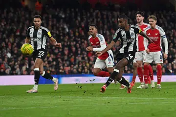 Penyerang Newcastle United, Alexander Isak (nombor 14), menjaringkan gol pembukaan semasa perlawanan separuh akhir pertama Piala Carabao menentang Arsenal pada 7 Januari. Kemenangan 2-0 Newcastle meletakkan mereka dalam kedudukan baik untuk mara ke final Piala Carabao di Wembley.