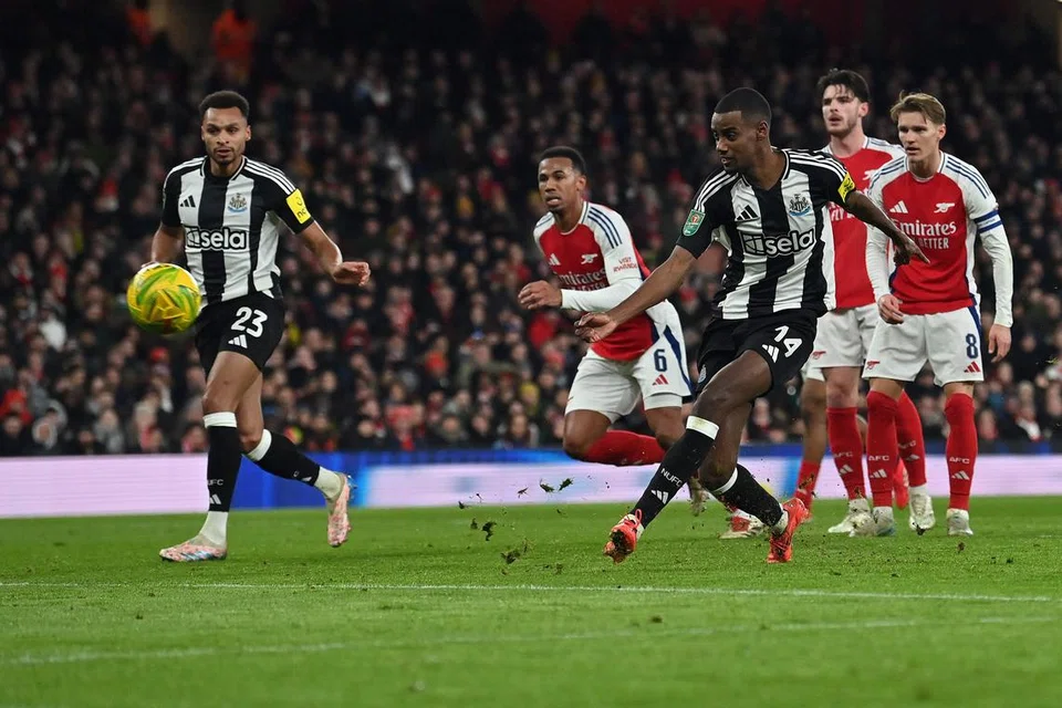 Penyerang Newcastle United, Alexander Isak (nombor 14), menjaringkan gol pembukaan semasa perlawanan separuh akhir pertama Piala Carabao menentang Arsenal pada 7 Januari. Kemenangan 2-0 Newcastle meletakkan mereka dalam kedudukan baik untuk mara ke final Piala Carabao di Wembley.