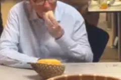 Bill Gates dilihat di Pusat Makanan Newton dan mencuba beberapa makanan tempatan, termasuk durian.