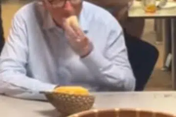 Bill Gates dilihat di Pusat Makanan Newton dan mencuba beberapa makanan tempatan, termasuk durian.