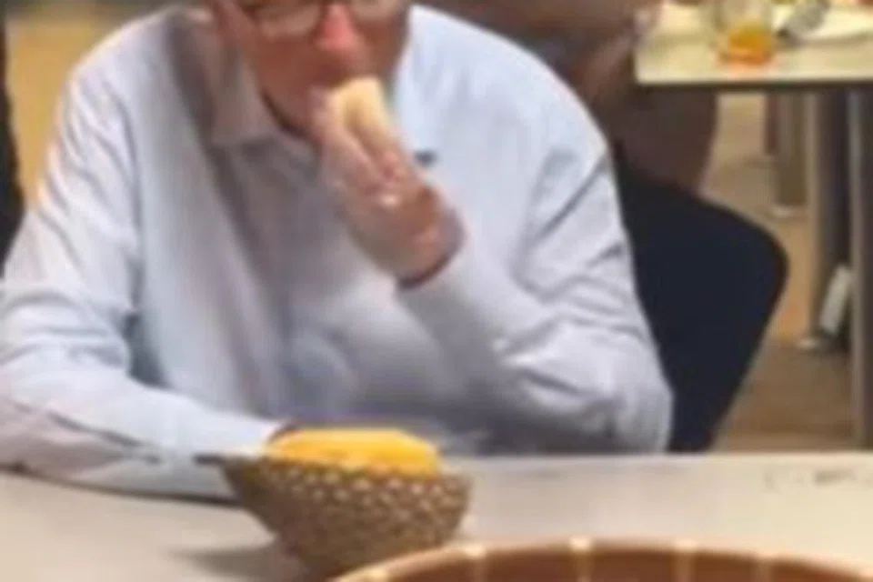Bill Gates dilihat di Pusat Makanan Newton dan mencuba beberapa makanan tempatan, termasuk durian.