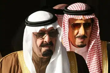PEWARIS: Daripada Raja Abdullah (depan) kepada Raja Salman (belakang) dan Putera Mahkota Muqrin, keluarga Ibn Saud masih teguh berkuasa di sebalik gejolak yang meluas di Dunia Arab. - Foto AFP