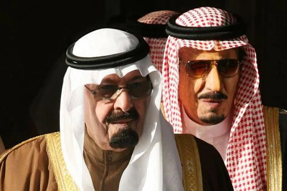 PEWARIS: Daripada Raja Abdullah (depan) kepada Raja Salman (belakang) dan Putera Mahkota Muqrin, keluarga Ibn Saud masih teguh berkuasa di sebalik gejolak yang meluas di Dunia Arab. - Foto AFP