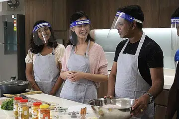 MEMASAK SAMBIL JALIN PERSAHABATAN: Sukarelawan Irfana Nazmin (kiri) and Kelly Shia bersama pekerja asing Islam Mohammad Sherazul semasa satu episod rancangan 'Cook To Connect'. - Foto BH oleh ISABEL KUA