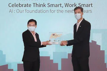 ULANG TAHUN KE-50: Encik Heng Swee Keat (kiri) menerima plak tanda penghargaan daripada Encik Chua Chee Seong di bangunan Infineon Technologies di Kallang semalam sempena ulang tahun ke-50 syarikat itu di Singapura. - Foto BH oleh GAVIN FOO