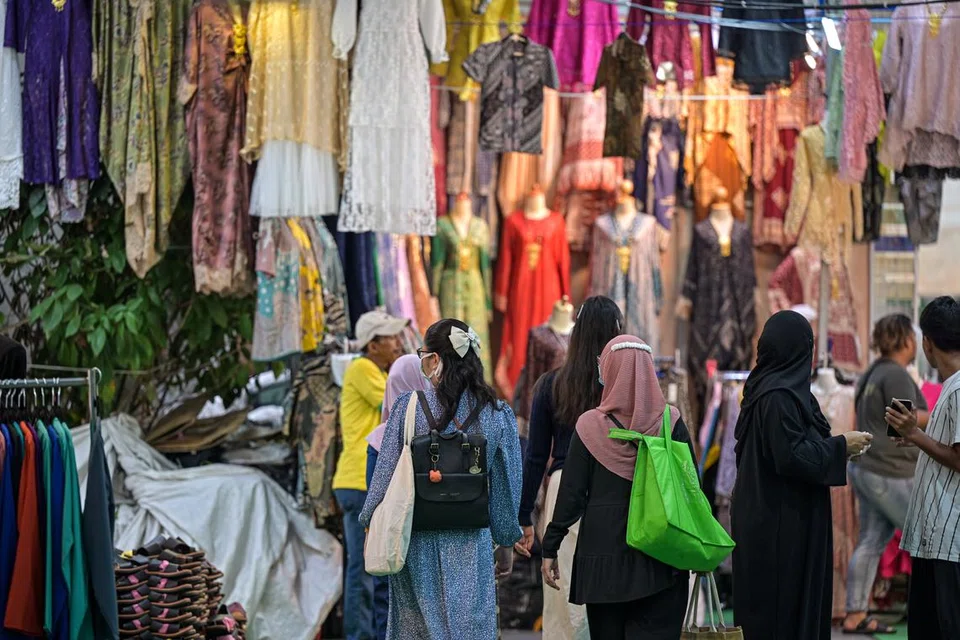 Kebanyakan peniaga gerai di Bazar Geylang Serai dan Bazar Kampong Gelam telah mendapat pulang modal kos sewa gerai setakat pertengahan Ramadan.