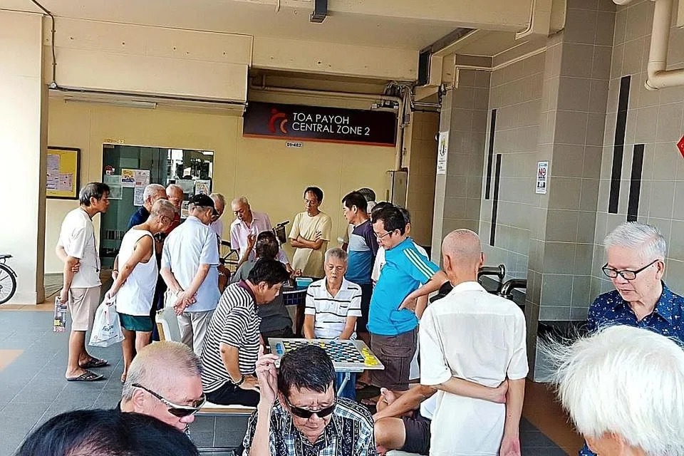 'PORT' MAIN DAM SEJAK BERPULUH TAHUN LALU: Kolong Blok 179 Toa Payoh Central ini menjadi tumpuan ramai warga tua - penduduk dan orang luar - menguji kepintaran dan ketajaman otak menerusi permainan dam. - Foto BH oleh SAINI SALLEH
