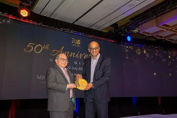 BERI PENGHORMATAN: Pengerusi Rotary Group Encik Roger Chia Kim Piow dengan Menteri Kanan, Encik Tharman Shanmugaratnam. - Foto ROTARY ENGINEERING