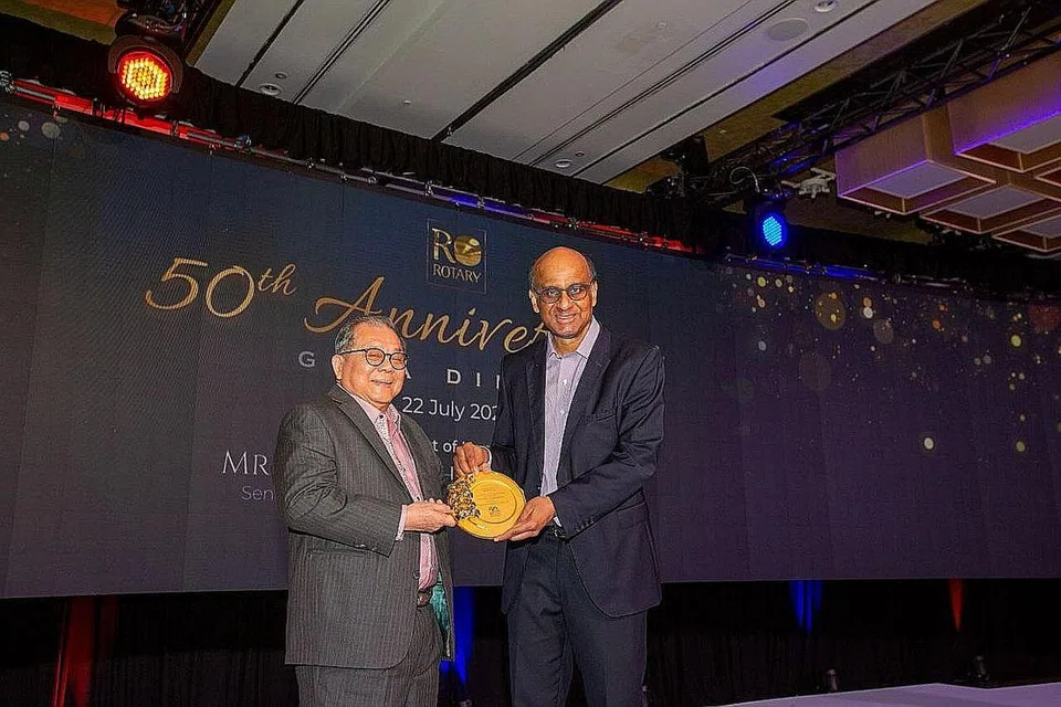 BERI PENGHORMATAN: Pengerusi Rotary Group Encik Roger Chia Kim Piow dengan Menteri Kanan, Encik Tharman Shanmugaratnam. - Foto ROTARY ENGINEERING